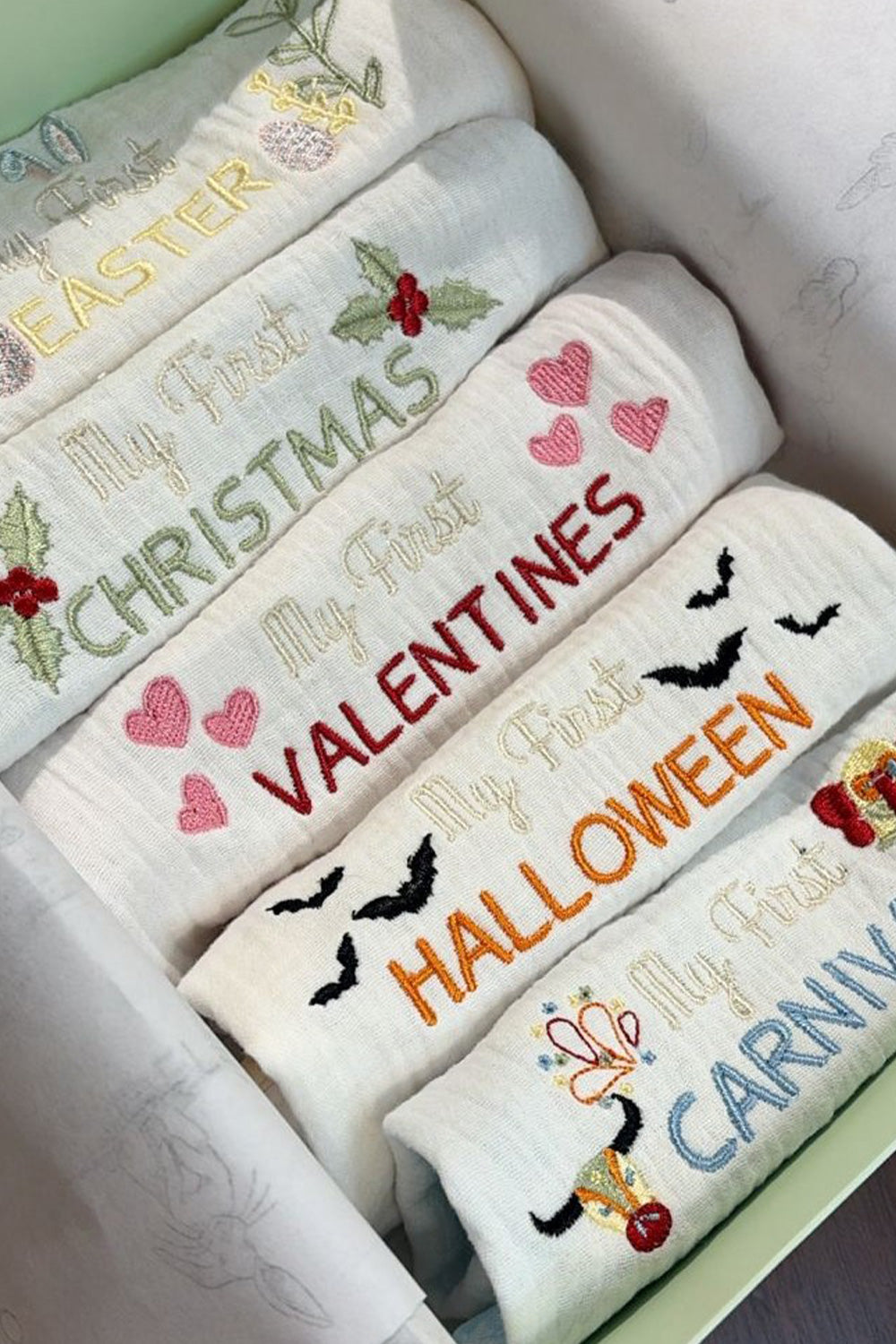 SEASONS BIB SET