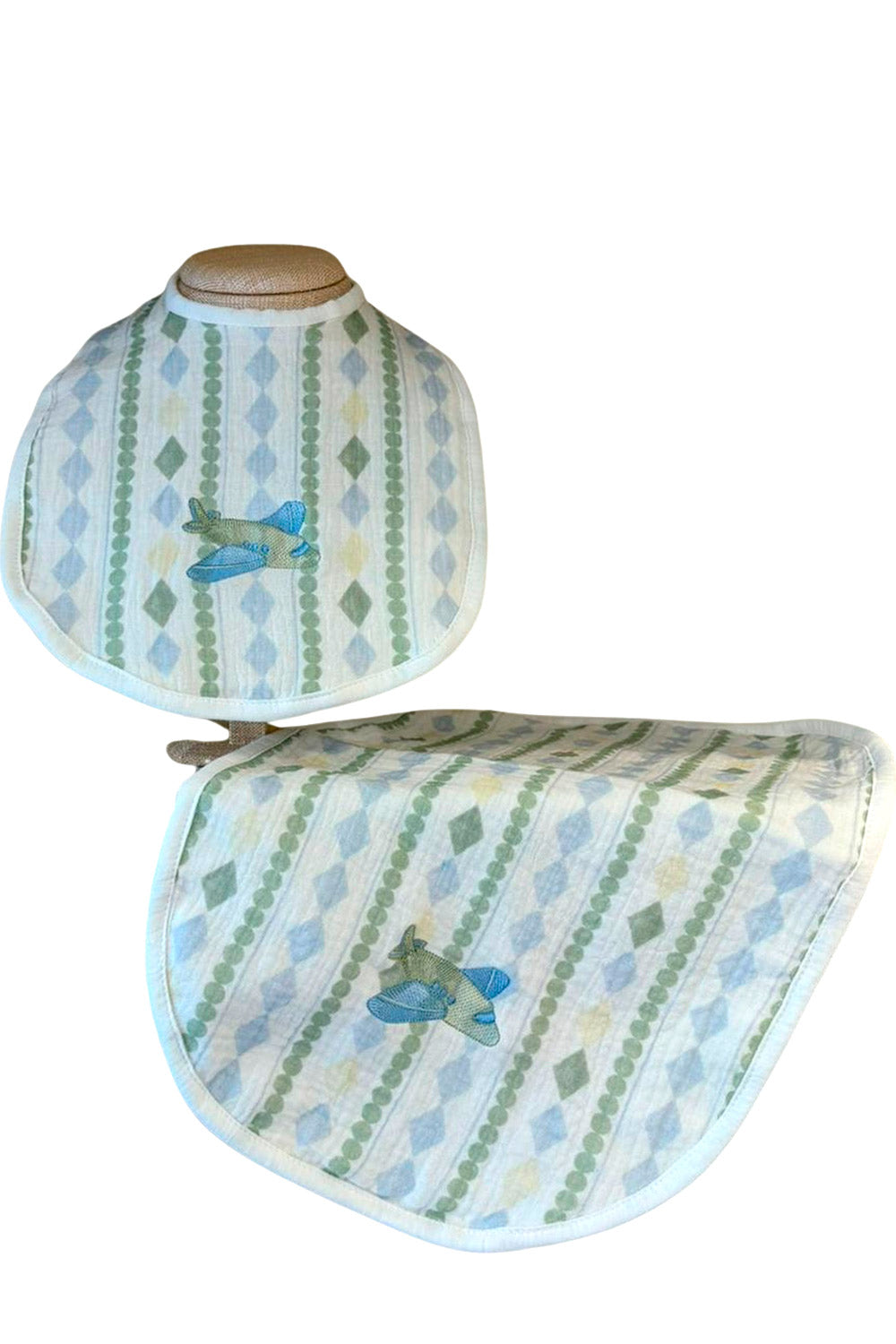 MUSLIN BIB SET-UP IN THE GARDEN SKY